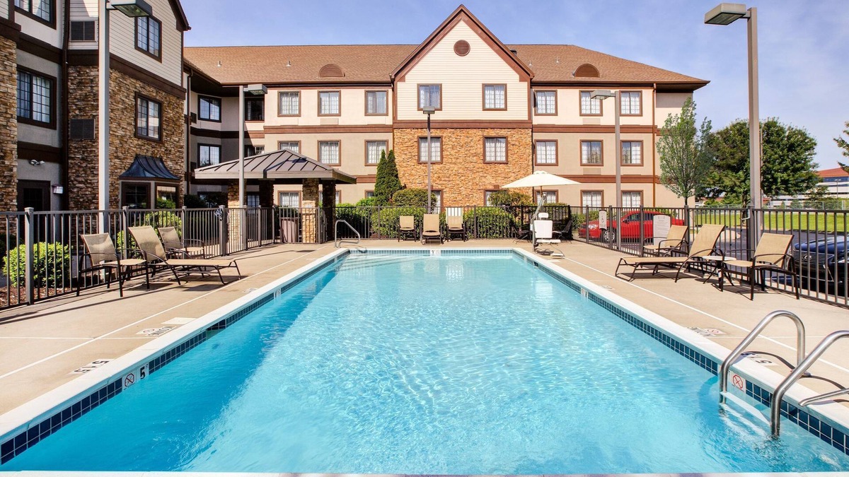 Middletown Condo | Great for Business Travelers! Free Breakfast Buffet + Shared Outdoor Pool.