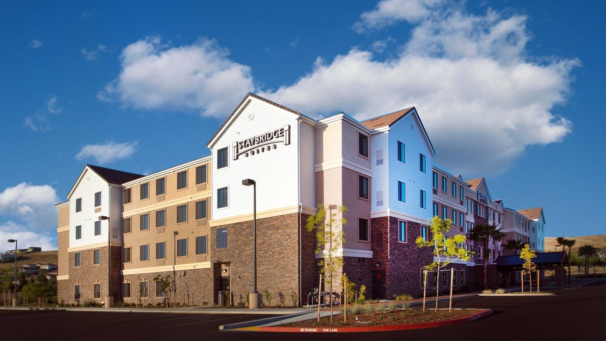 Folsom Condo | Great for Business Travelers! King Suite with Free Breakfast + Shared Pool & Gym