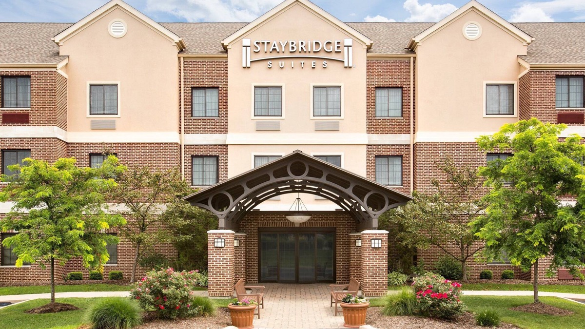 Stow Condo | Great for Business Travelers! Relaxing Suite Near Cleveland | Shared Indoor Pool + FREE Breakfast