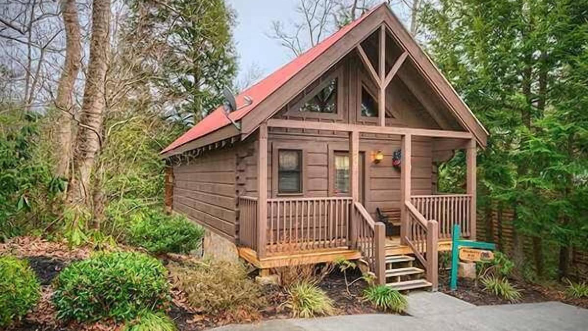 Gatlinburg Cabin | Great For Couples. Great Location. Close To Downtonwn Gatlinburg.