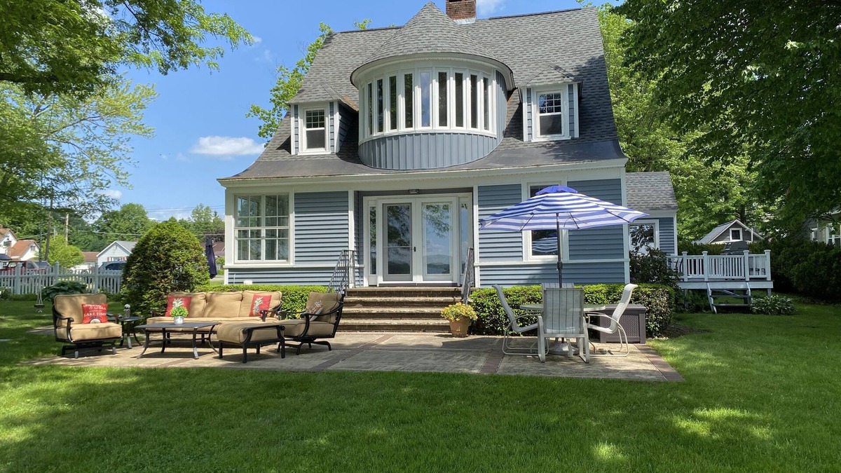 Greenhurst House | Great for families! Newly remodeled lakefront home. Big yard + lots of lake toys