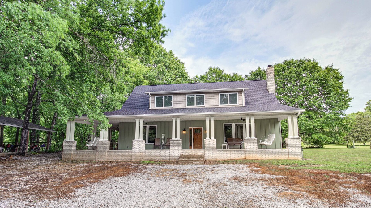 Lawrence County House | Great for Groups: Creekside Cabin in Loretto