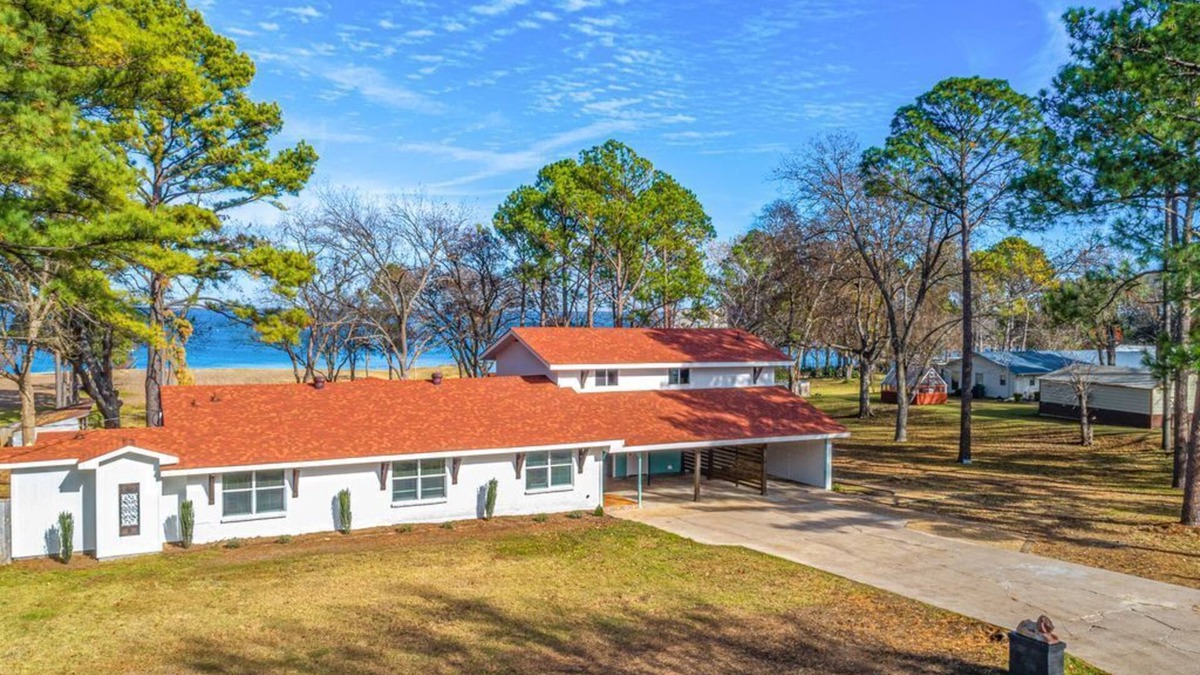 Wills Point House | Great for Large Group- Waterfront/Kayaks/Dock!