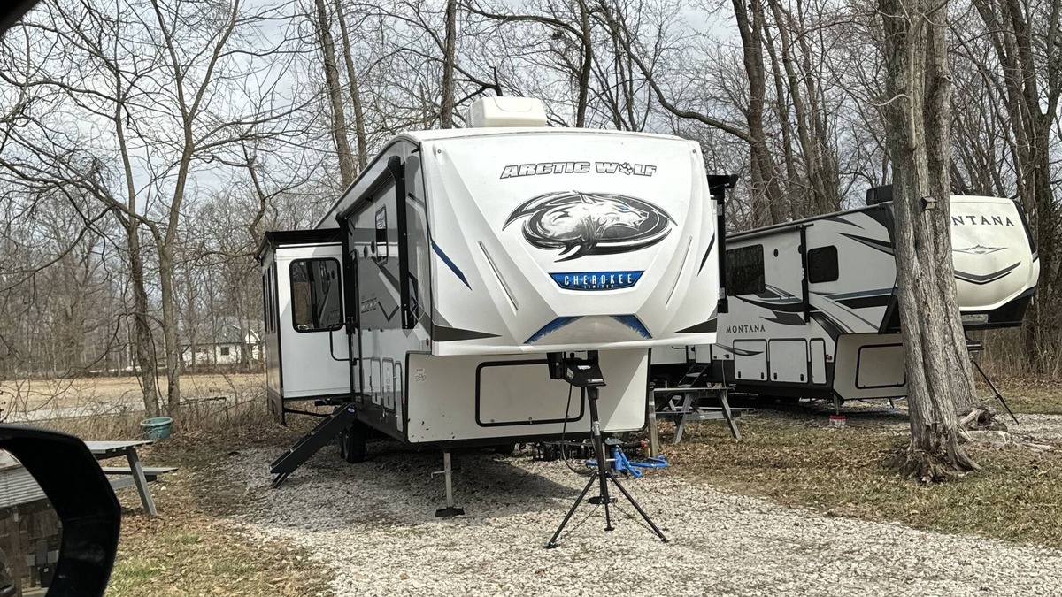 Graysville RV Rental | Great for the traveling crew to Robinson for work. Comes with everything needed!