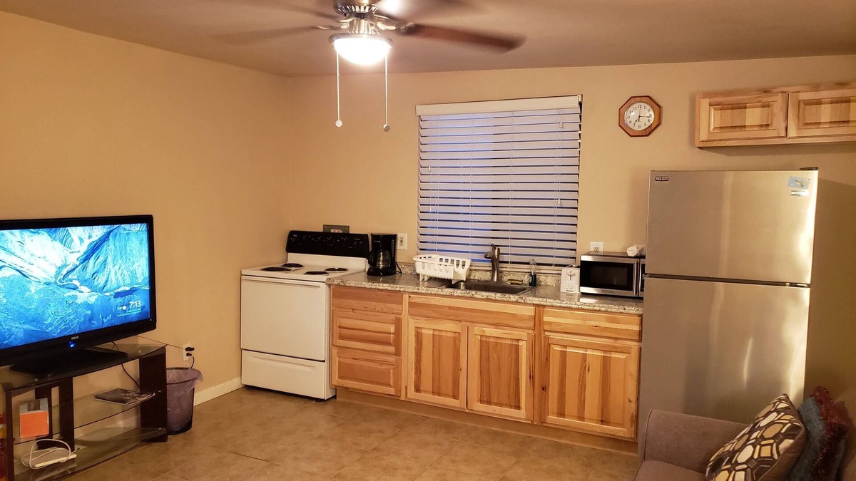 Blenman-Elm House | Great Furnished Guest House Central Tucson TV Wifi