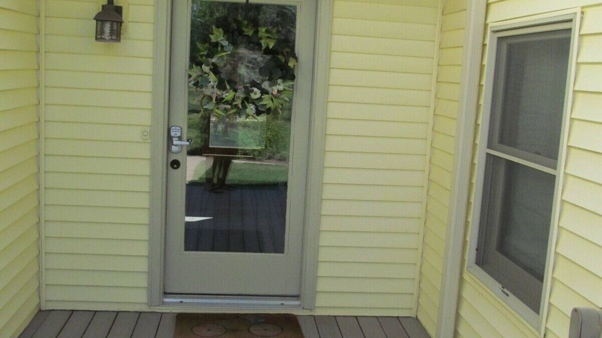 Sturgeon Bay Apartment | Great Getaway with Lots of Comfort and Charm!