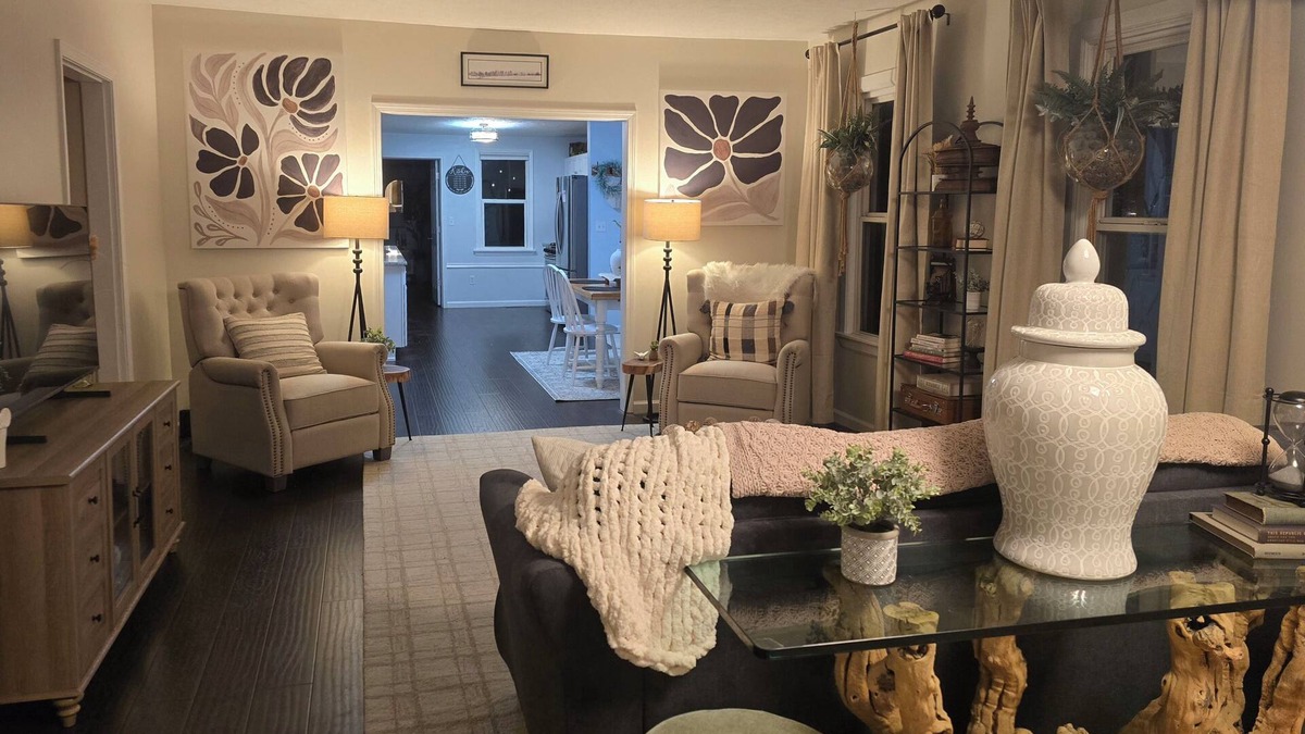 Mentor House | Great Group Gathering Spacious 5-bd/2.5 B house 2 Kitchens, Hot Tub, Large Yard