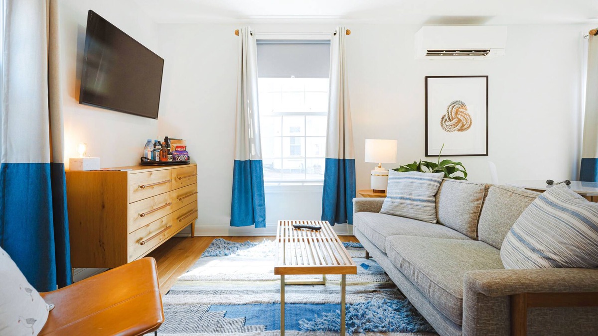 New Castle Apartment | Great Island Inn - King Studio Apt - Main Street View