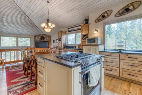 Sunriver House | Great Kitchen, AC, SHARC Access, Hot Tub, Bring Pet!