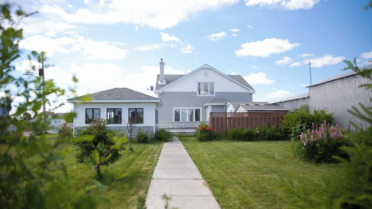 Geraldton House | Great Large Character House, Deck, Gazebo, & Yard - Walk to All Amenities