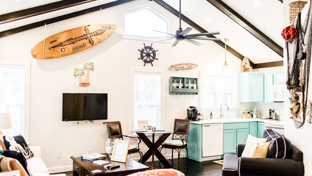 Saint Simons Island Cottage | Great Location Unique Luxury Cottage- Sleeps 3 Spa Shower Close to Sea Island