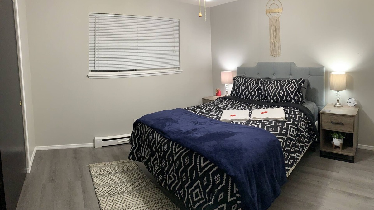 Puyallup Apartment | 😍GREAT LOCATION 2BD/1BTH UNIT W/PVT BACKYARD 😍