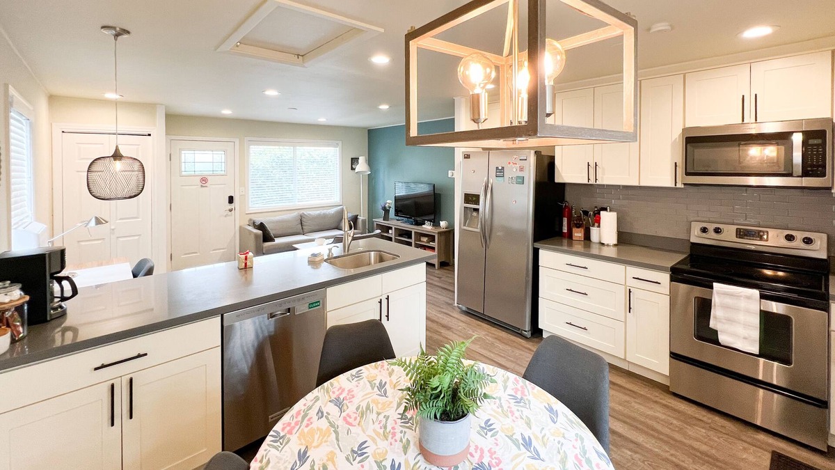 Renton House | Great location 2bedroom/1bath with 200Mbps WiFi, Easy Deliveries