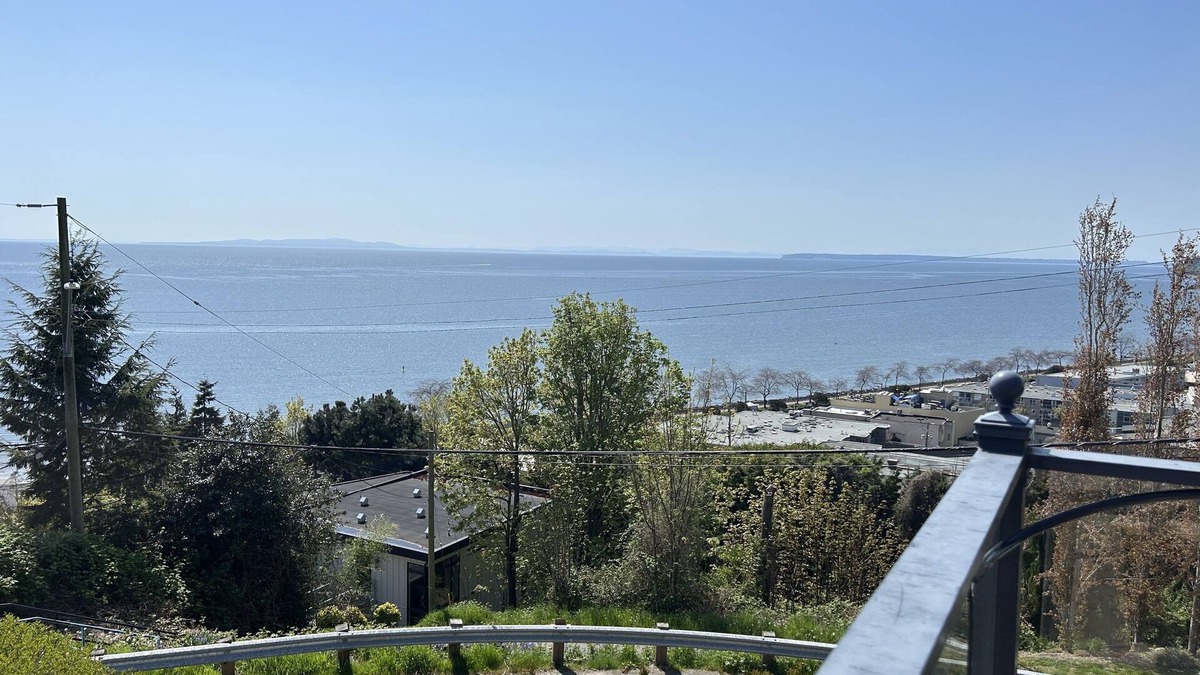 White Rock Apartment | great location
