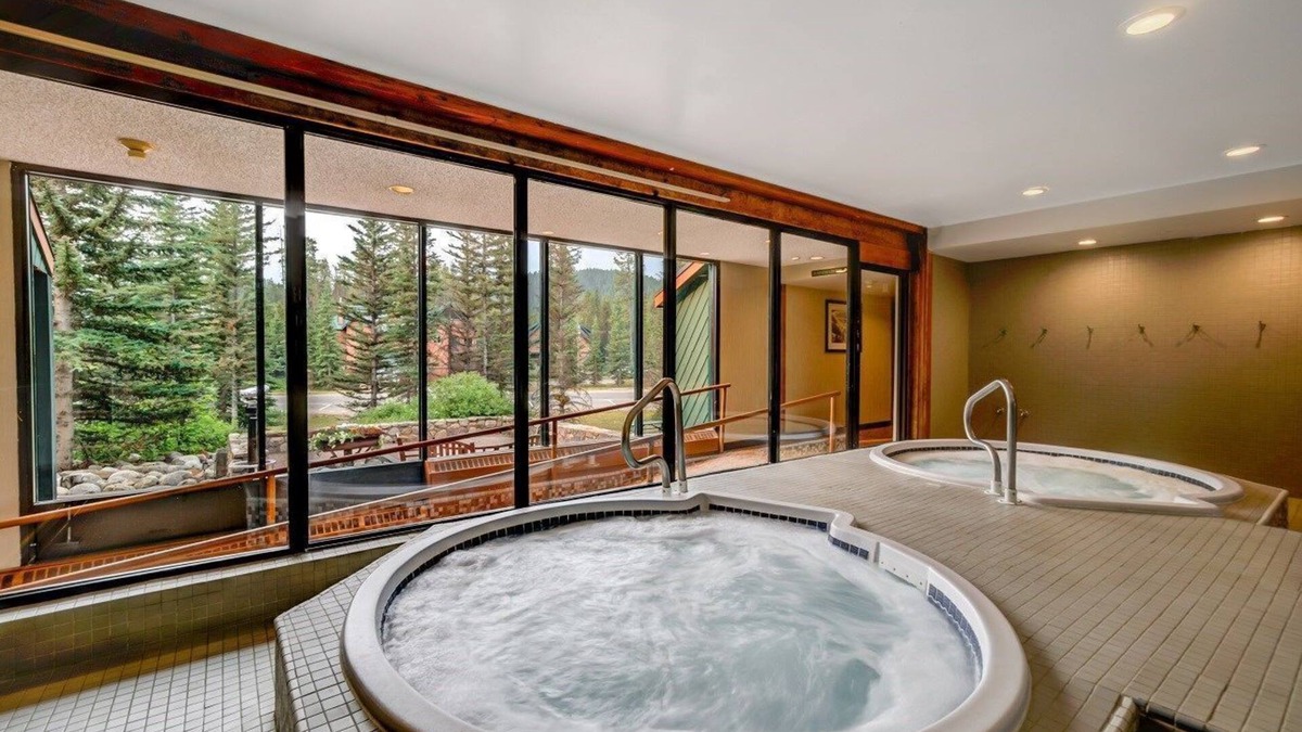 Lake Louise Apartment | Great Location! Cozy Room | Access to Ski Lockers
