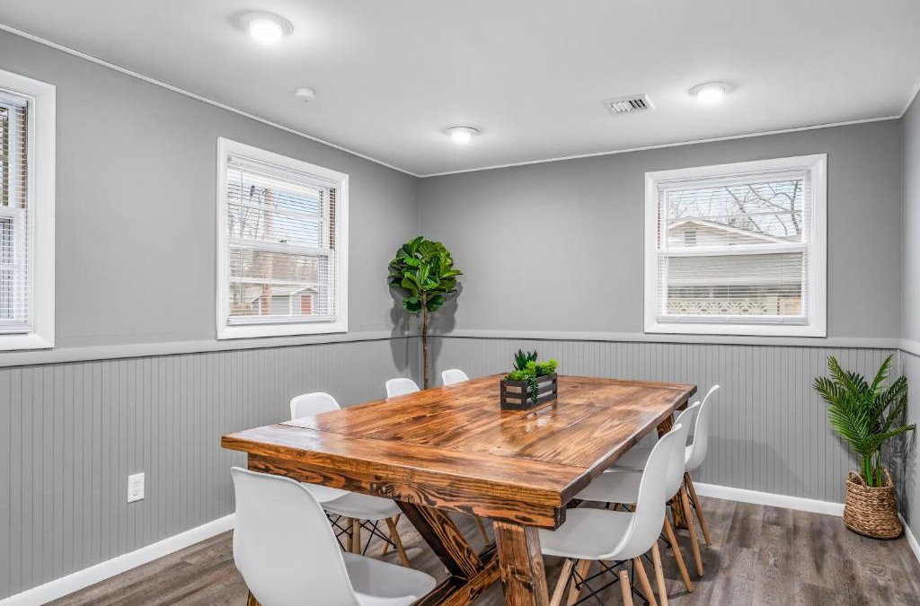 Fort Wayne House | Great Location Entire Home 3BR Fully Stocked Kitchen 70in Roku TV King & Queen Beds Fast Wifi