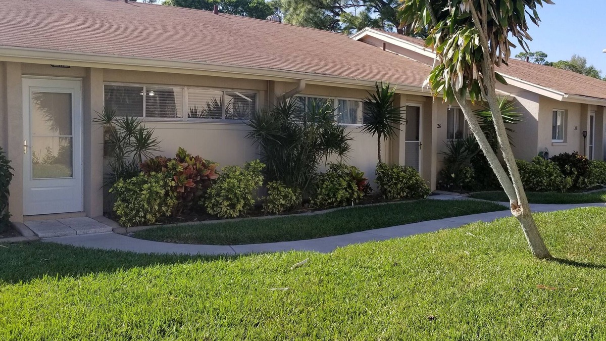Ridge Wood Heights Apartment | Great location in Sarasota close to beaches