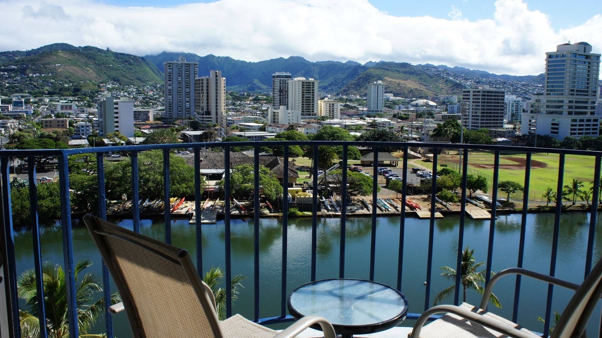 McCully - Moiliili Condo | Great Location in Waikiki! Views of mountains, city, and ocean!