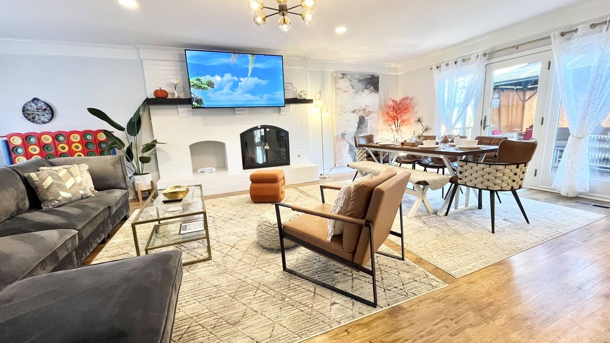 Wasco House | Great location-King beds-Kids playroom