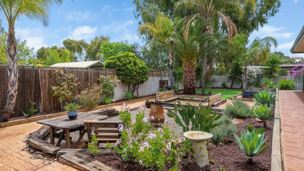 Karlkurla House | Great Location, large Spacious house, cosy log fire & luxury spa bath