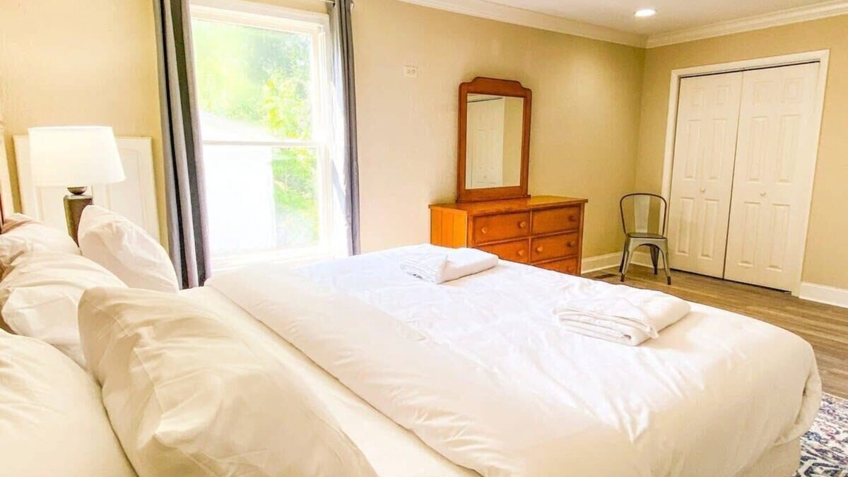 Huntsville House | Great Location w/Yard & Deck! - Bonita Bungalow