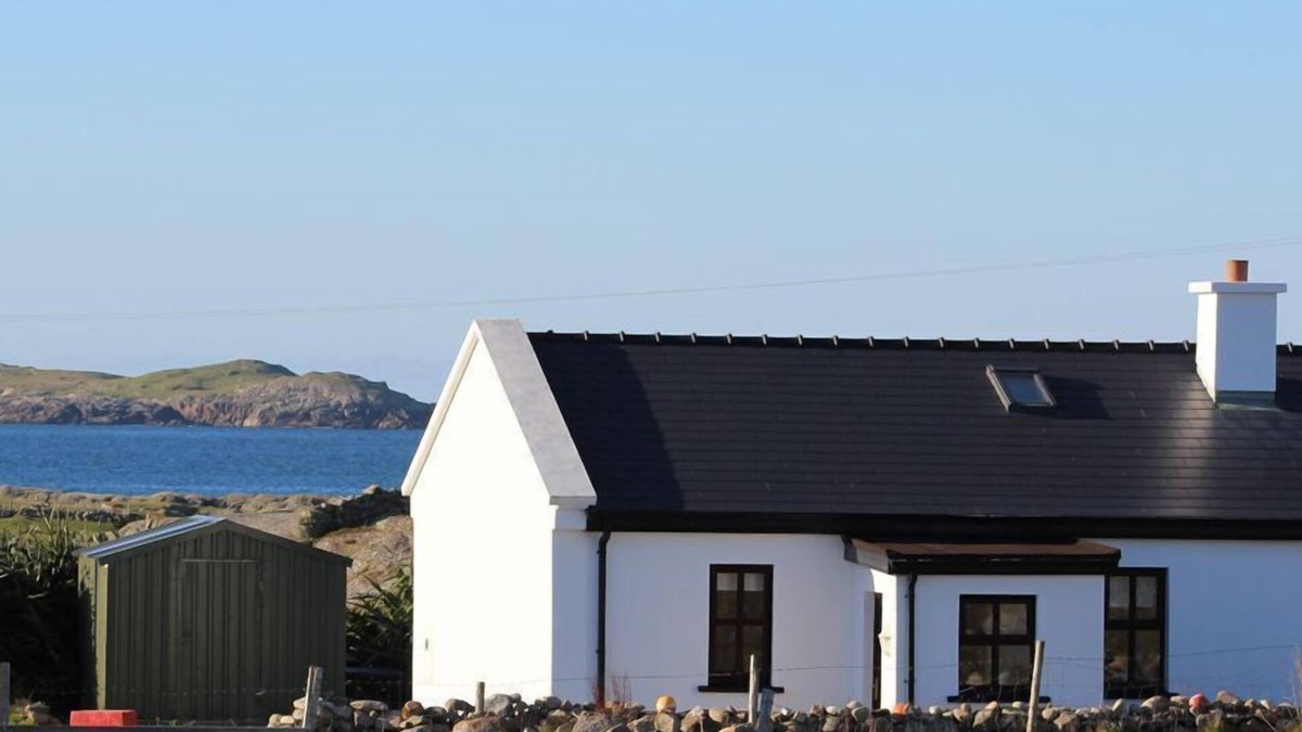 Claddaghduff Apartment | Great Location, Walk to Beach