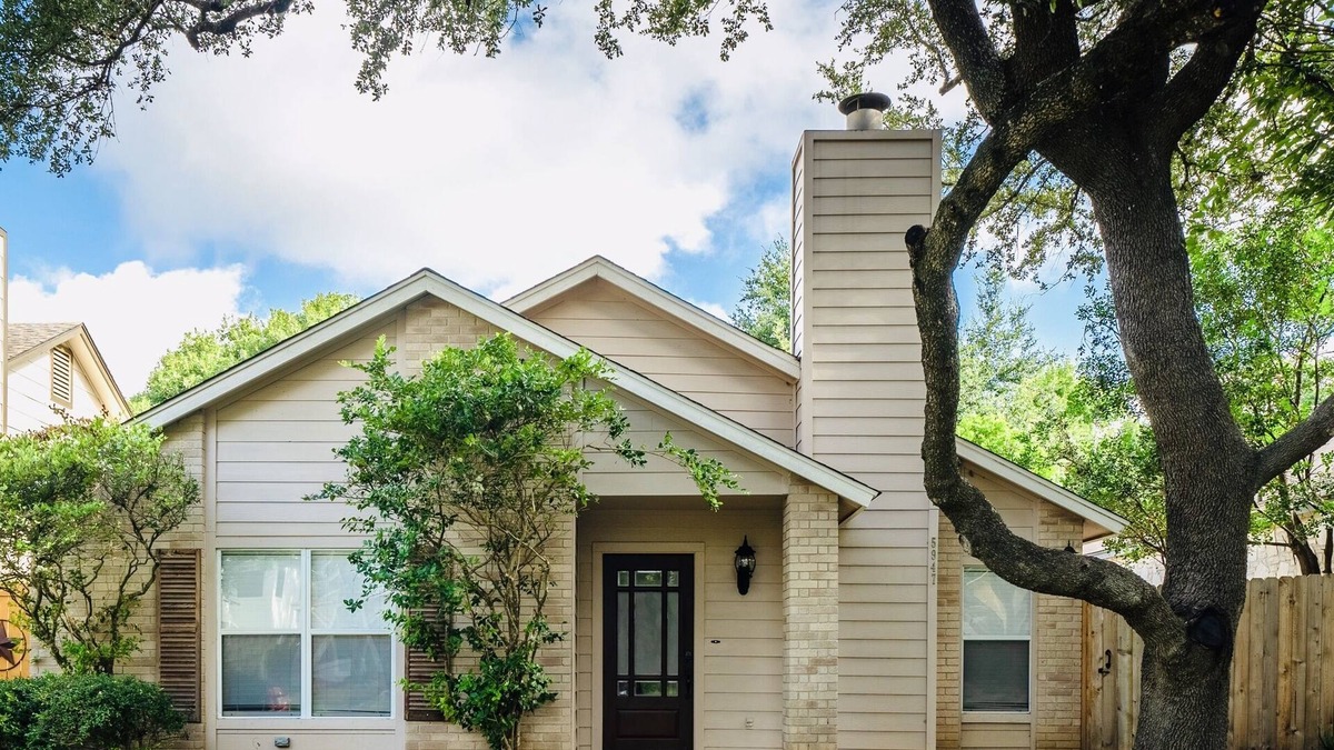 Woodridge House | Great location with everything you need!