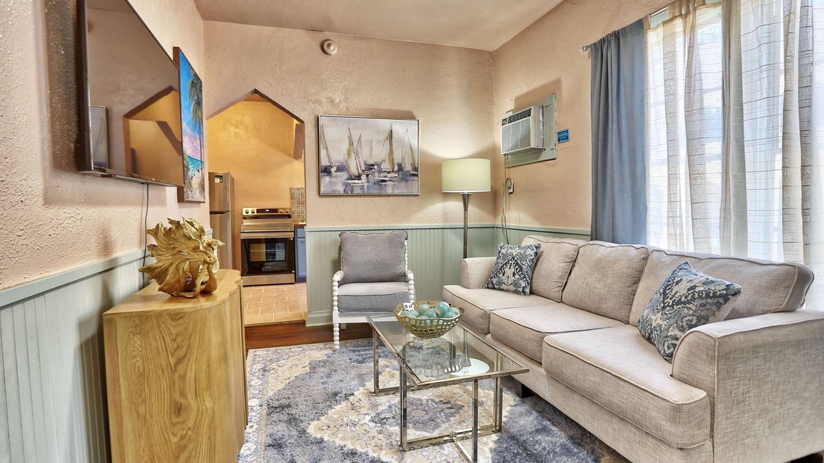 Gulfport Condo | 🌴Great Location☀Walk To Beach🐬Casa Al Mare #1🐠Historic Charm!
