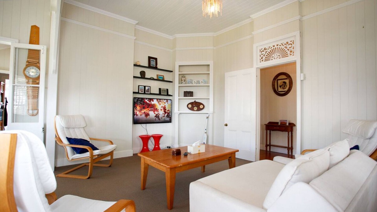 Manly House | Great Manly Qld’er with views, walk to water and wifi