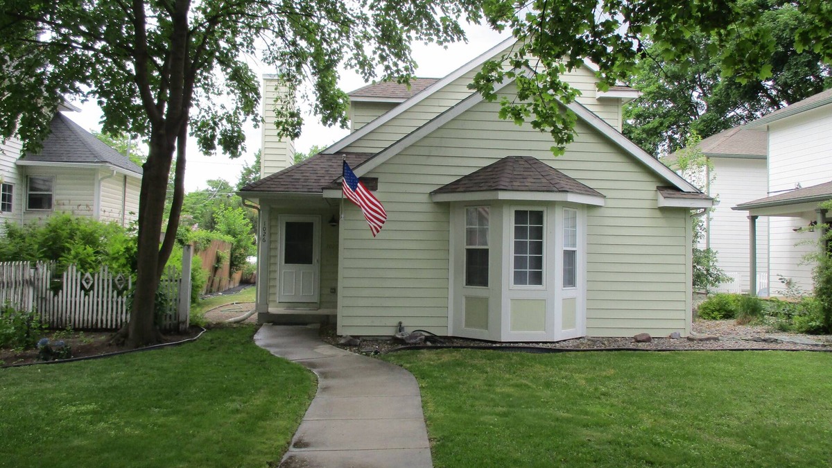 Kalispell House | Great Mid-to-Downtown Location only 30 minuets to Glacier National Park!
