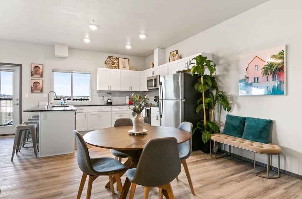 South Perry District Apartment | Great New 2 Bed 2 Bath Near Perry District and DT