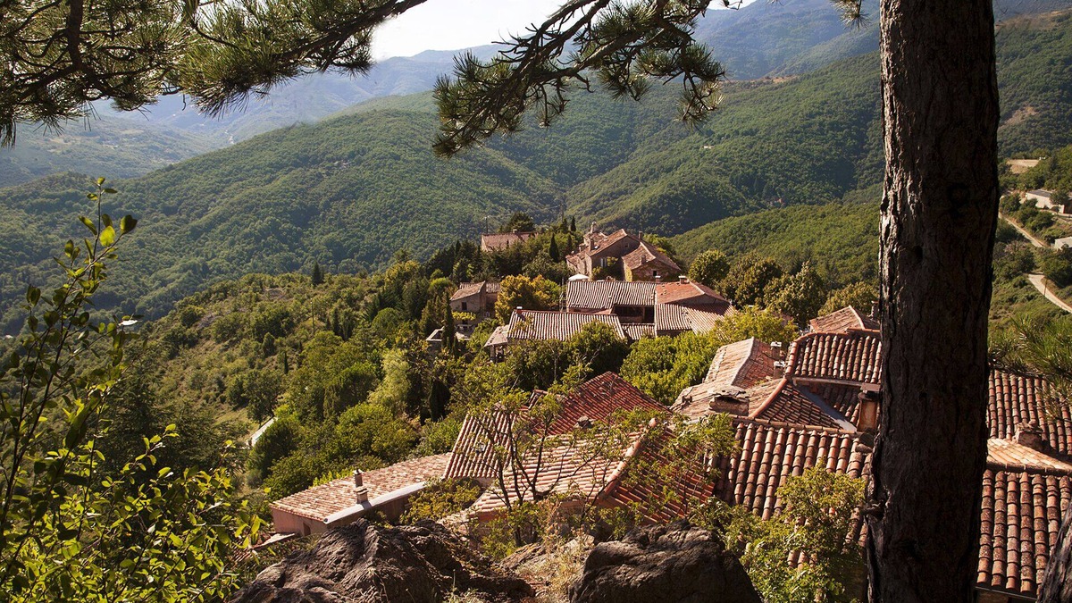 Bez-et-Esparon House | Great Old Bastide: A Magical Gathering Getaway in a Perched Hamlet with Views