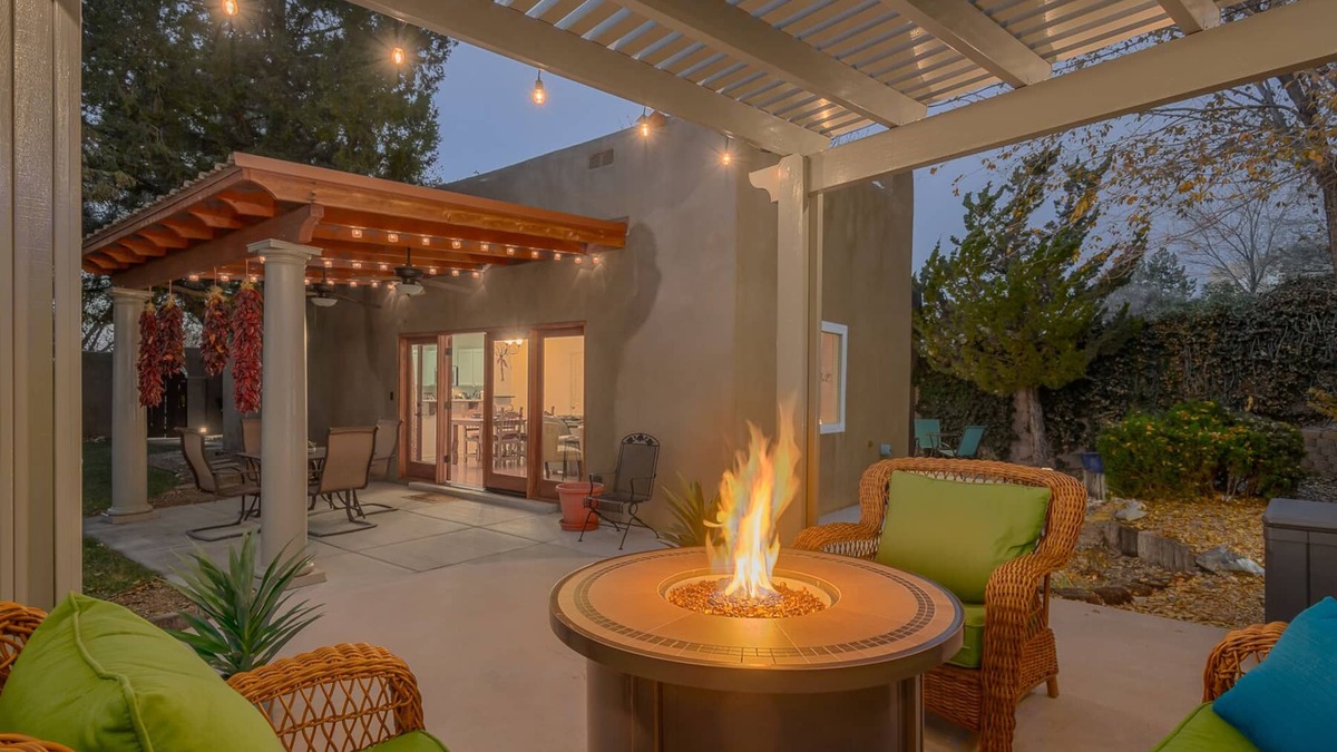 Oso Grande House | Great outdoor space- Free Loaner Bikes-Top Hiking Trails & Local Eateries