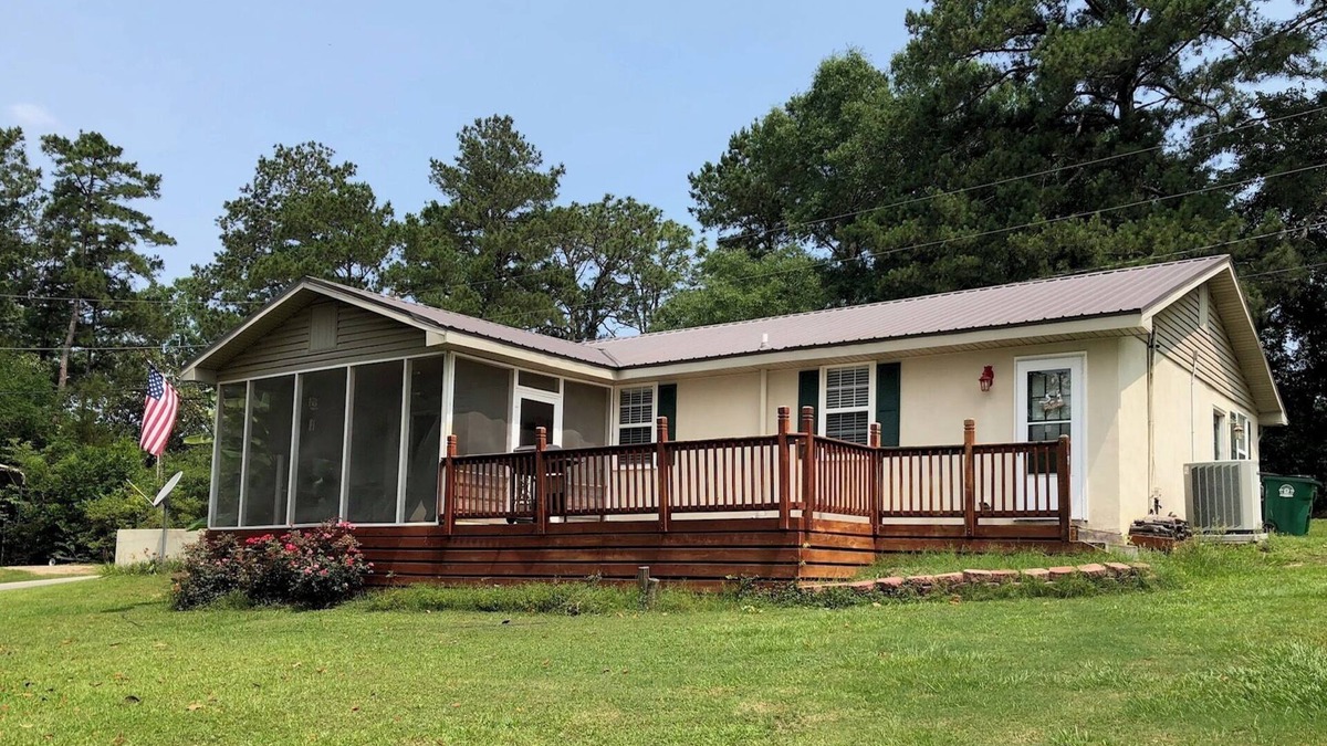 Cordele House | Great Place with a Lake View!