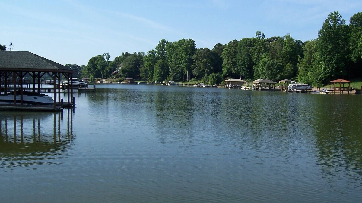 Sherrills Ford Apartment | Great Rates! Lakefront! Family-Freindly. Great Quiet Swimming Cove.