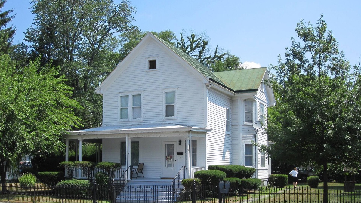 Saugerties House | Great Saugerties Village Location for HITS, Skiers, and More