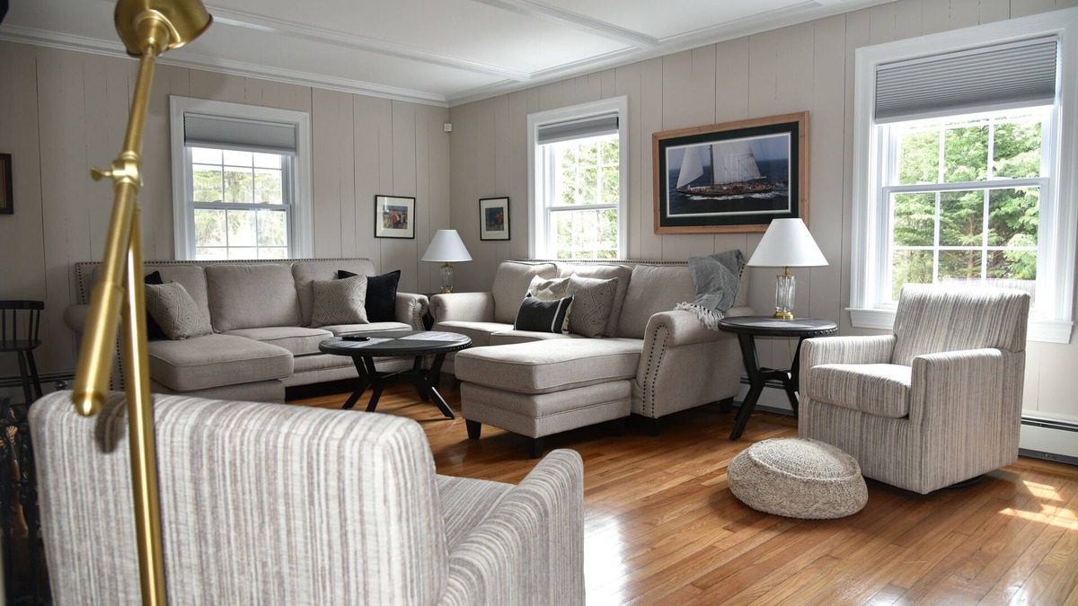 Saunderstown House | Great Saunderstown family friendly cottage short drive to beach.