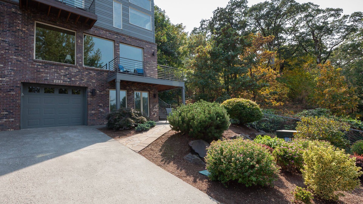 Hood River House | Great spot for a group gathering, 4 bed/3 bath, sleeps 8, hot tub