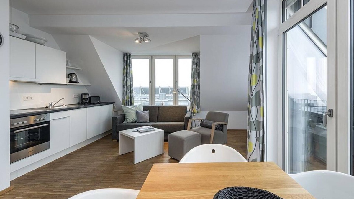 Horum Apartment | Great top floor apartment with sea view and west-facing loggia - only 100 m to the beach!
