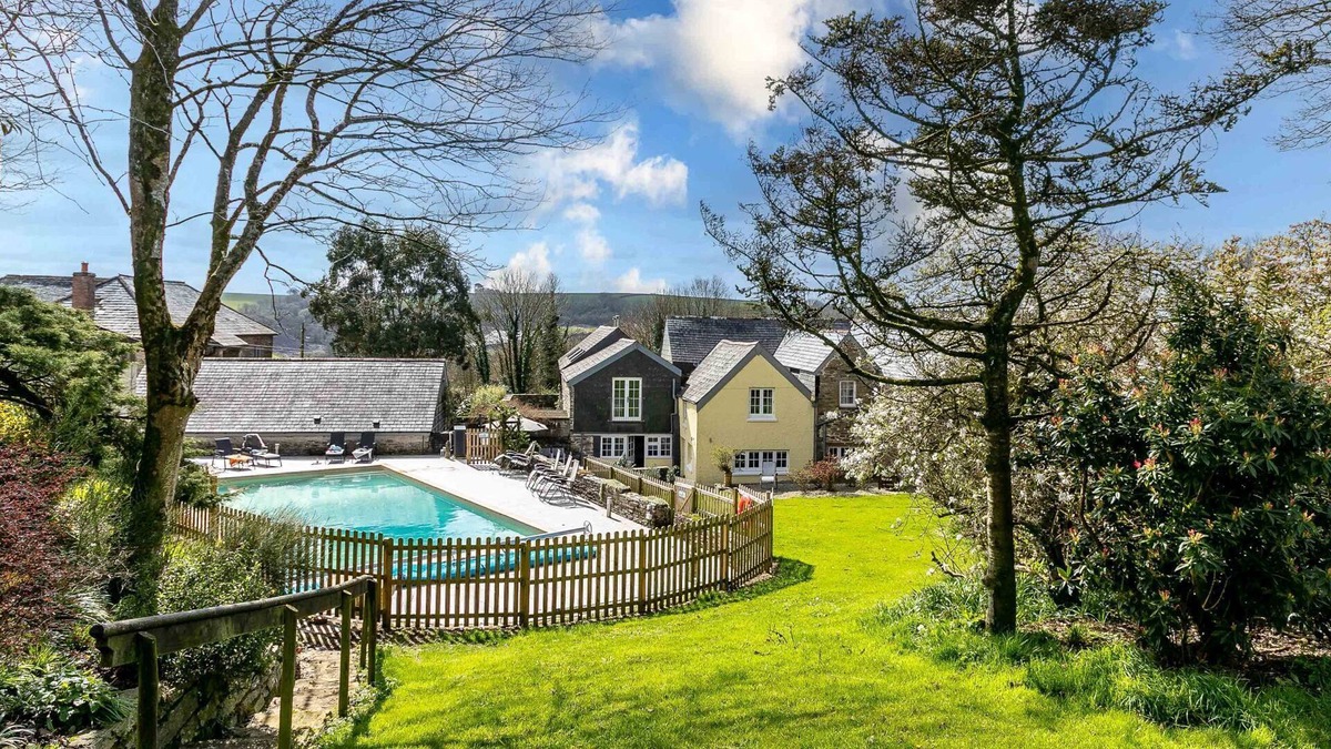 Liskeard House | Great Trethawle - a house that sleeps 14 guests in 7 bedrooms