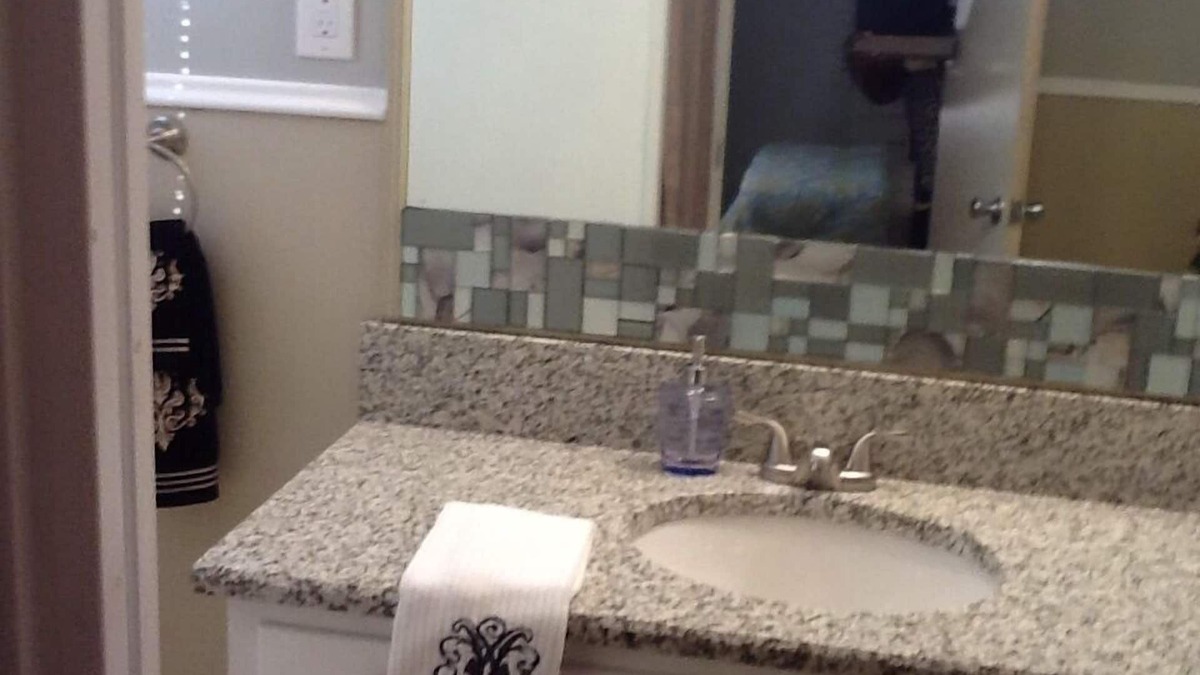 Baldwin House | Great updated Long Island Entire Apartment Nr Airport, Beaches, Train, College