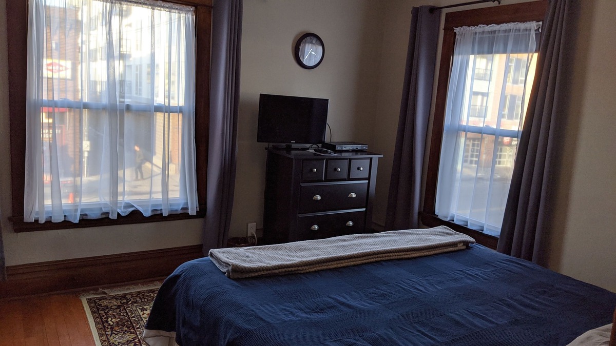 Lyn-Lake Apartment | Great Uptown Apartment! Great Location!