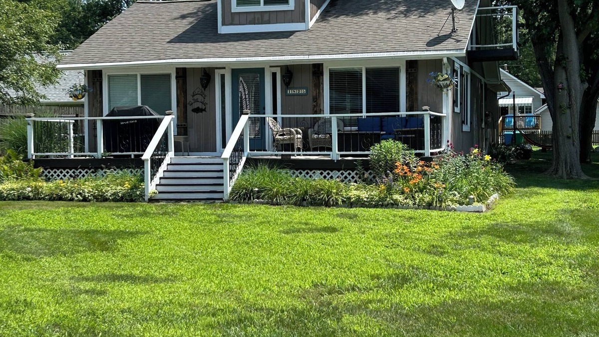 Commerce Township House | Great Location! open floor plan SLEEPS 10 sandy beach and Island