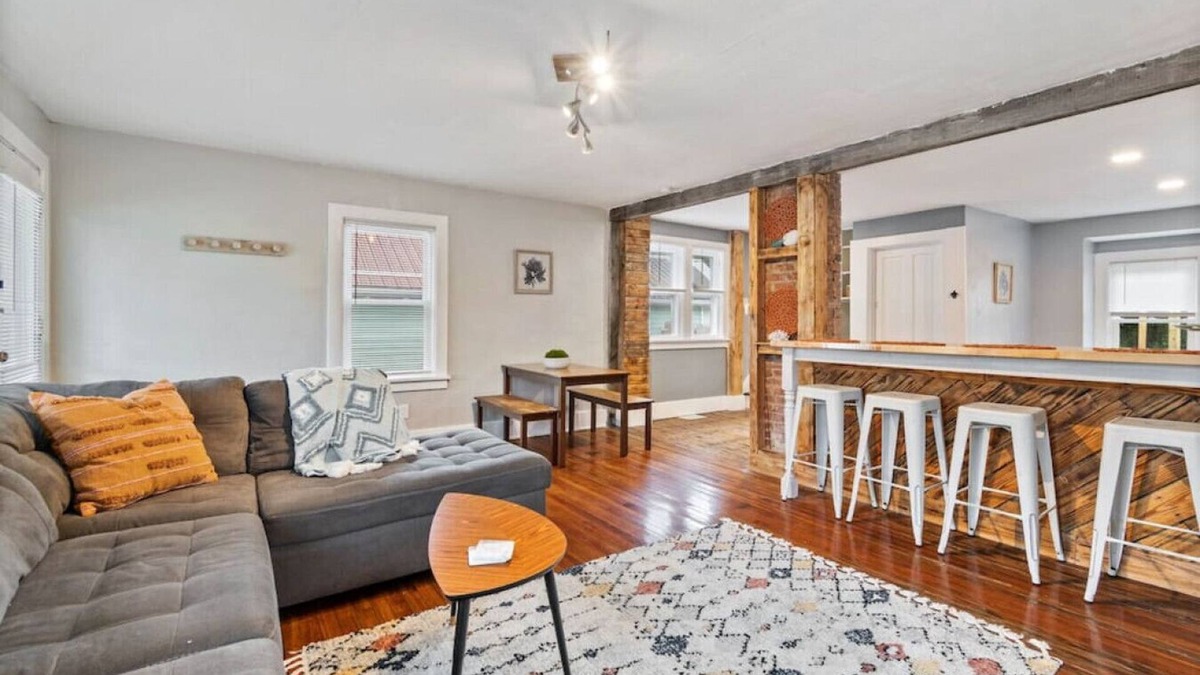 Sea Breeze House | Great Value - 2 BDRM Sleeps 4 - Onsite parking!
