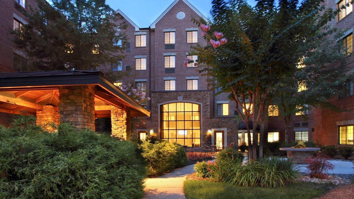 McLean Condo | Great Value! Cozy 2 Bedroom Suite in Mclean | Free Breakfast + 24h Business Center
