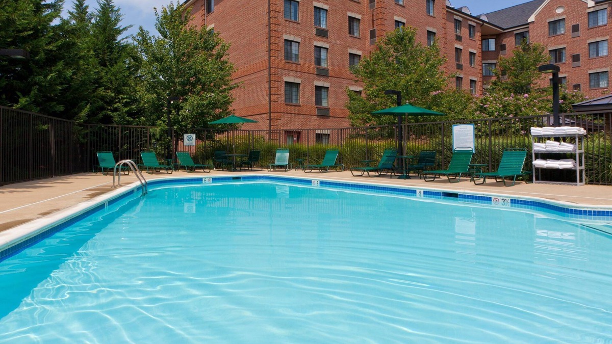 McLean Condo | Great Value! Cozy 2 Bedroom Suite in Mclean | Free Breakfast + 24h Business Center