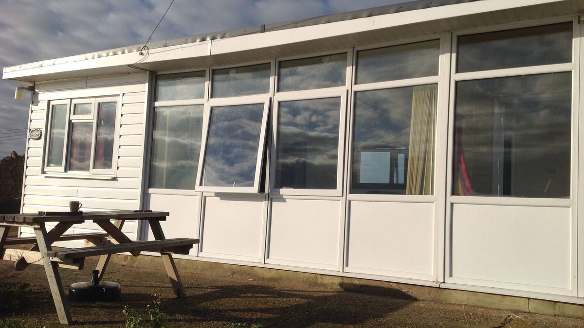 Ventnor Ski Chalet | GREAT VALUE VILLA WITH SUPERB SEA VIEW, DOG FRIENDLY, BEACH 10 MINS WALK