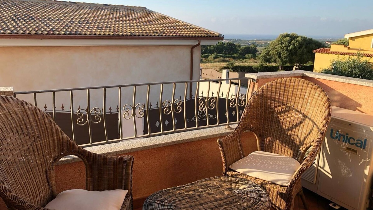 La Muddizza Apartment | Great Views and 10 min drive to beach or less!