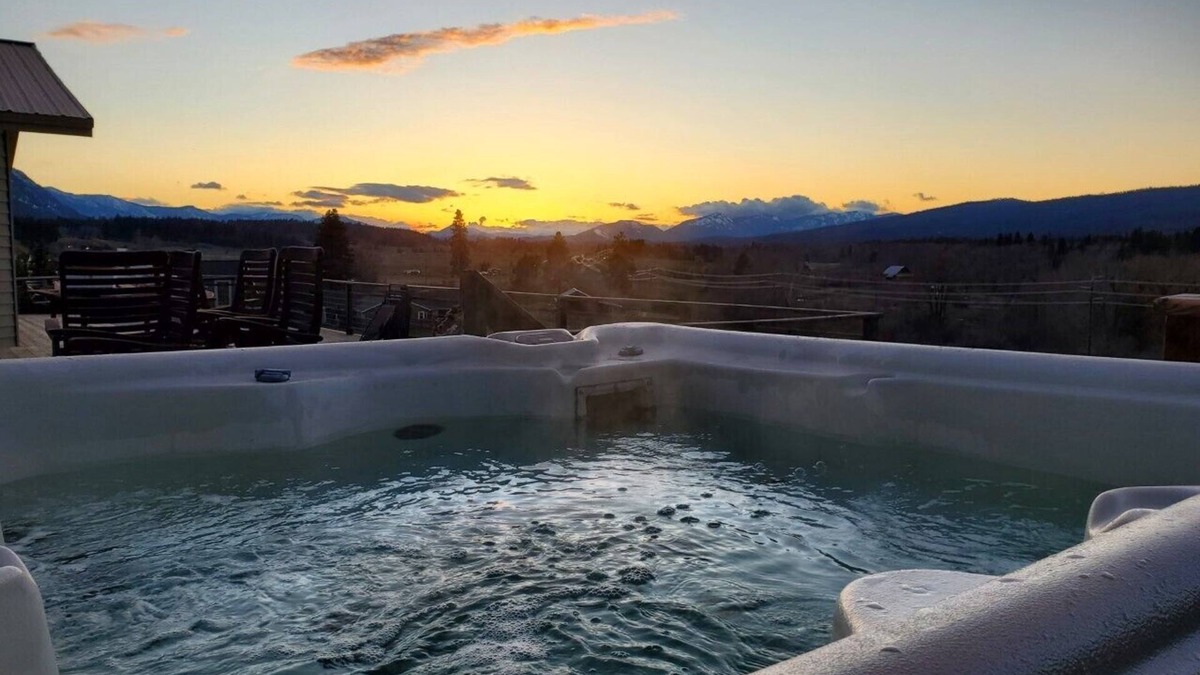 Cle Elum House | Great Views! Hot Tub! Access to the Yakima River and Palouse to Cascades Trail