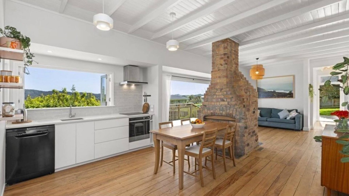 Raglan House | Great views of Raglan bar, harbour and Raglan town, central location.